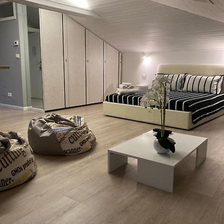 La Mansarda Di Juliette Apartment เดเซนซาโนเดลการ์ดา ภายนอก รูปภาพ