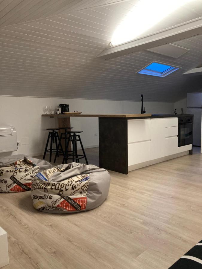 La Mansarda Di Juliette Apartment เดเซนซาโนเดลการ์ดา ภายนอก รูปภาพ