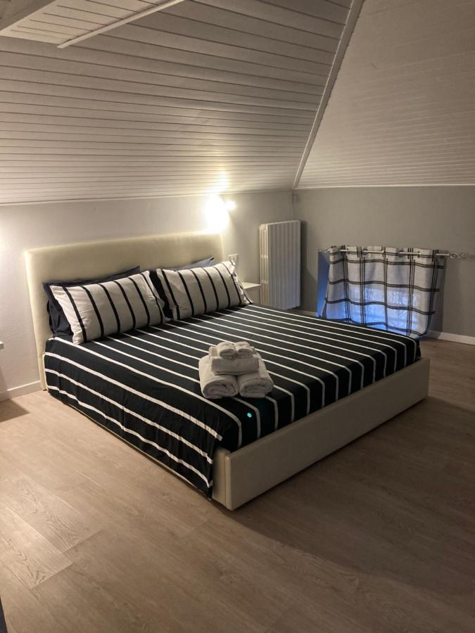 La Mansarda Di Juliette Apartment เดเซนซาโนเดลการ์ดา ภายนอก รูปภาพ