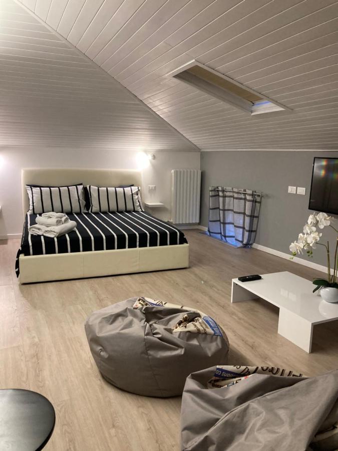 La Mansarda Di Juliette Apartment เดเซนซาโนเดลการ์ดา ภายนอก รูปภาพ