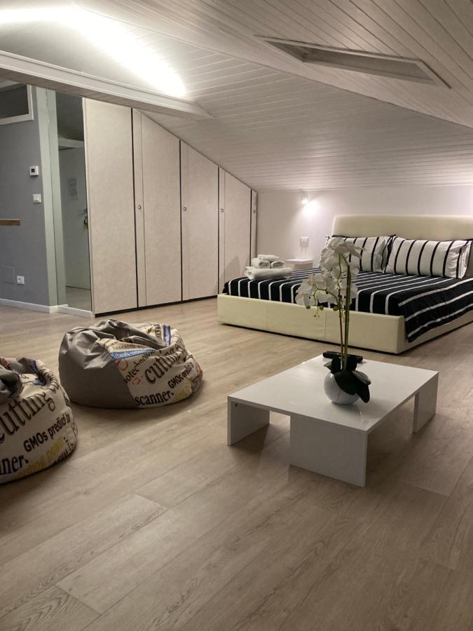 La Mansarda Di Juliette Apartment เดเซนซาโนเดลการ์ดา ภายนอก รูปภาพ