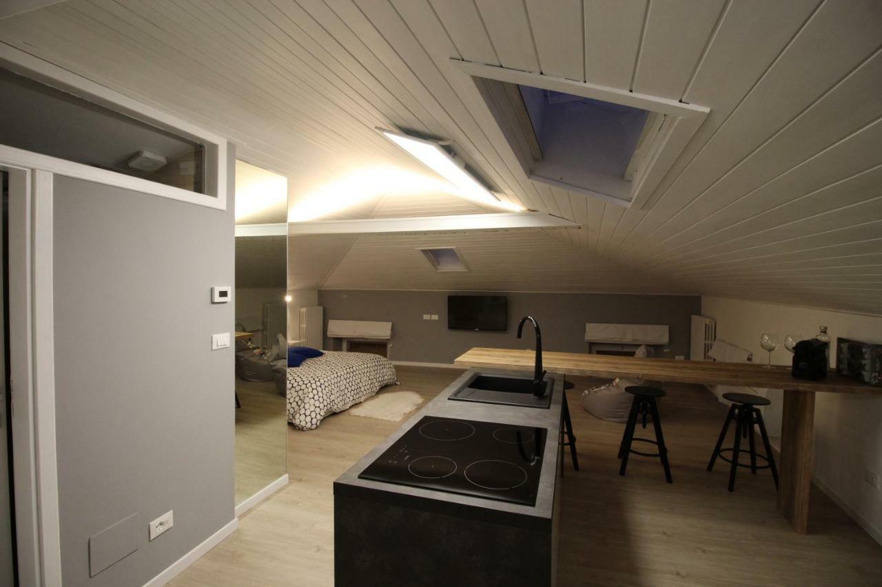 La Mansarda Di Juliette Apartment เดเซนซาโนเดลการ์ดา ภายนอก รูปภาพ