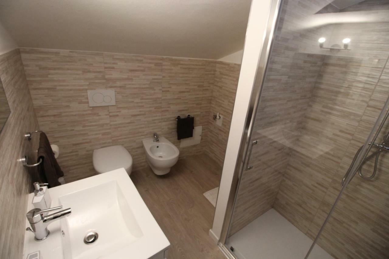 La Mansarda Di Juliette Apartment เดเซนซาโนเดลการ์ดา ภายนอก รูปภาพ
