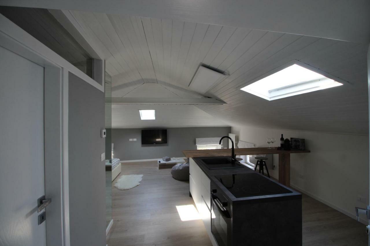 La Mansarda Di Juliette Apartment เดเซนซาโนเดลการ์ดา ภายนอก รูปภาพ