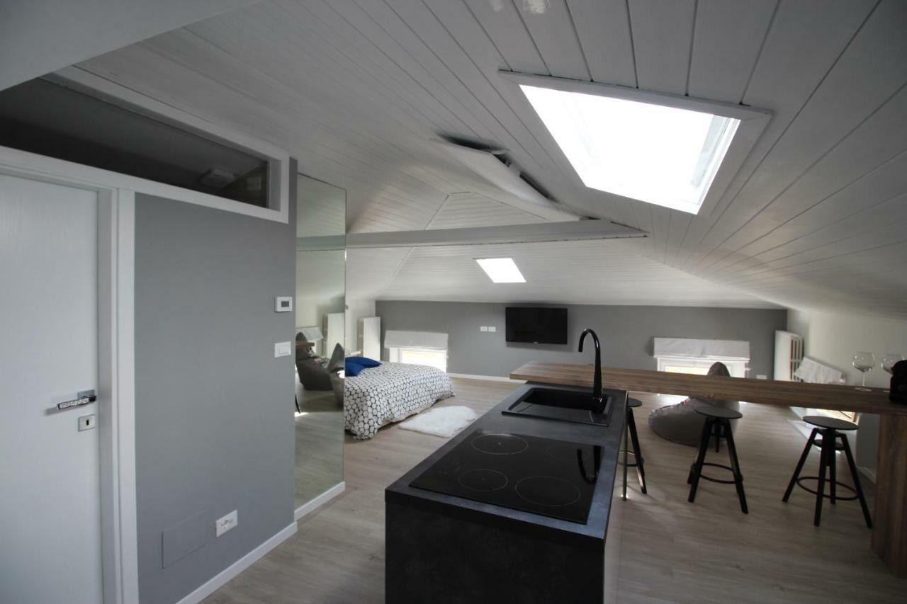 La Mansarda Di Juliette Apartment เดเซนซาโนเดลการ์ดา ภายนอก รูปภาพ