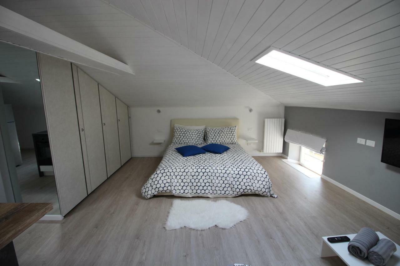 La Mansarda Di Juliette Apartment เดเซนซาโนเดลการ์ดา ภายนอก รูปภาพ
