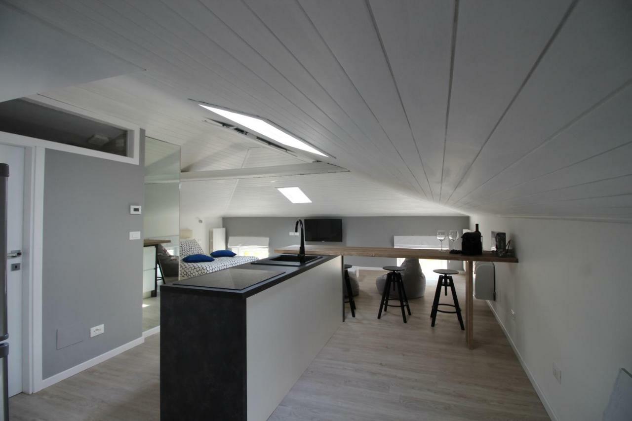 La Mansarda Di Juliette Apartment เดเซนซาโนเดลการ์ดา ภายนอก รูปภาพ