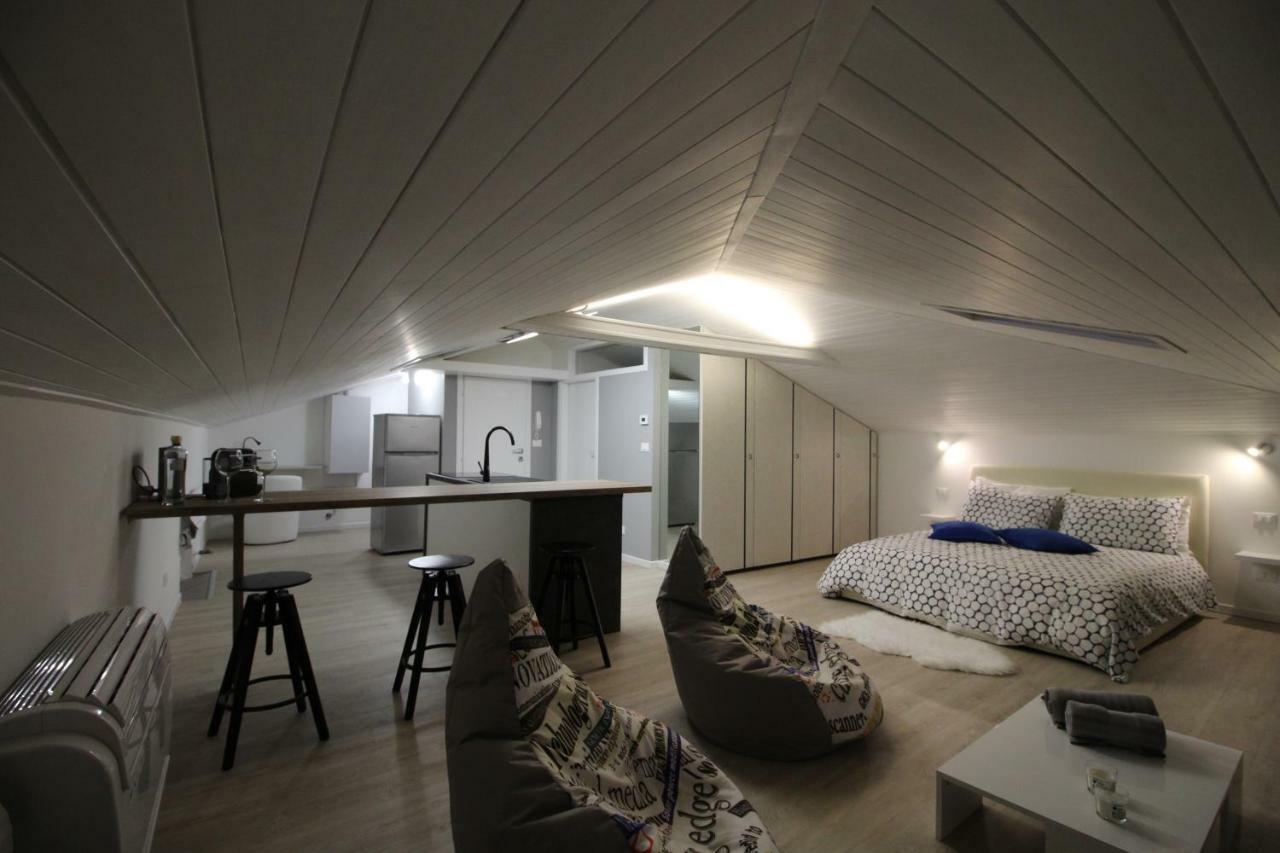 La Mansarda Di Juliette Apartment เดเซนซาโนเดลการ์ดา ภายนอก รูปภาพ