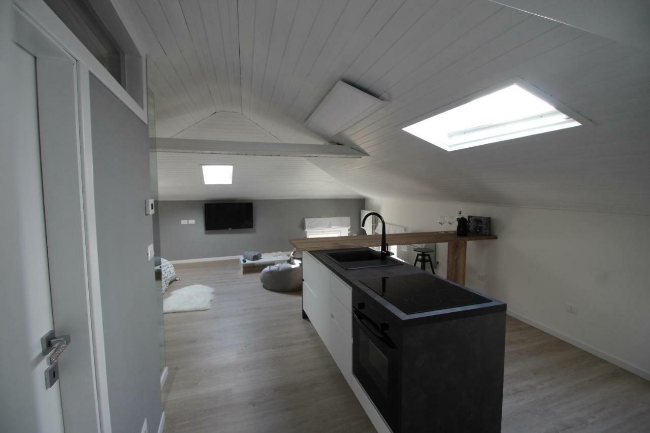 La Mansarda Di Juliette Apartment เดเซนซาโนเดลการ์ดา ภายนอก รูปภาพ