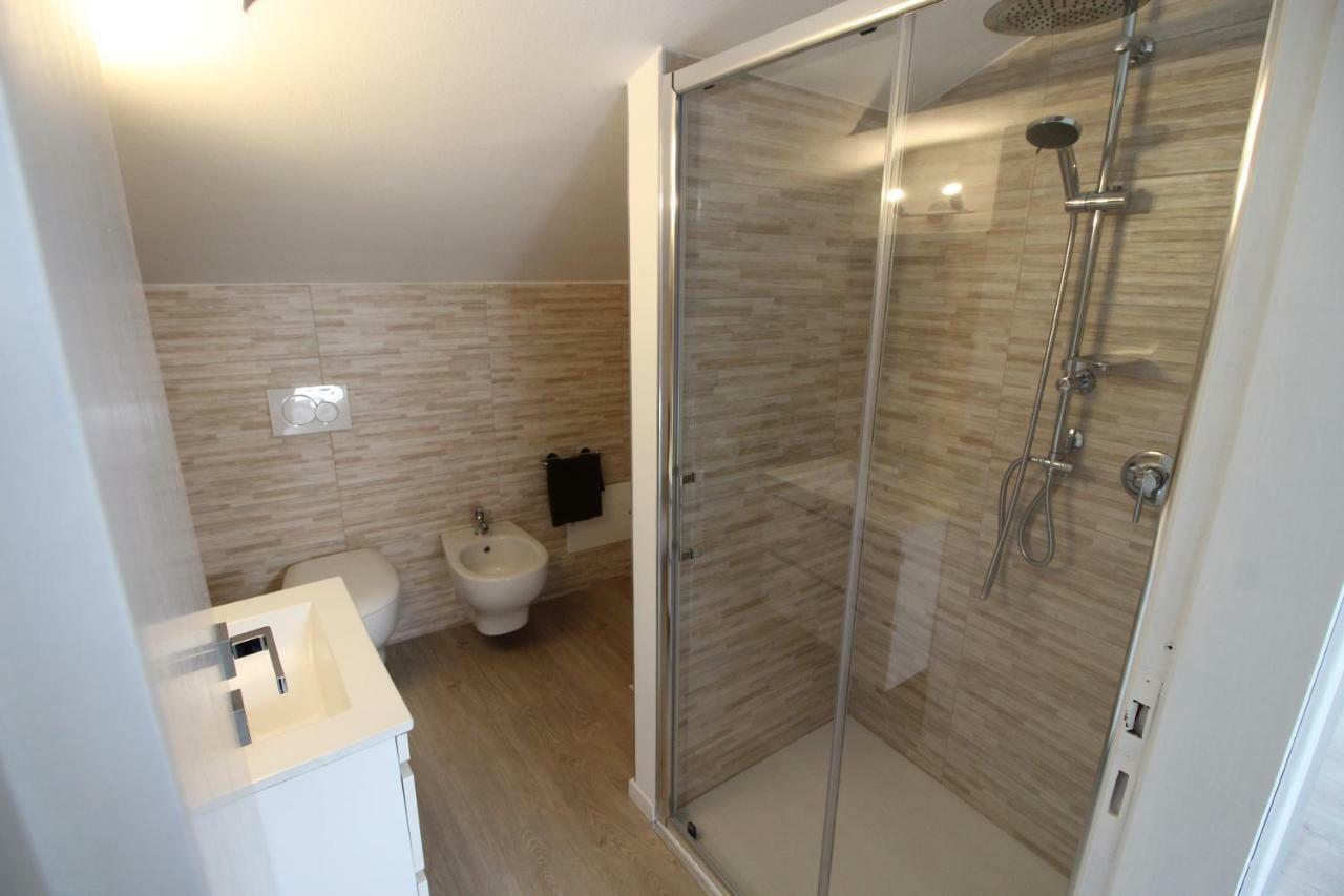 La Mansarda Di Juliette Apartment เดเซนซาโนเดลการ์ดา ภายนอก รูปภาพ