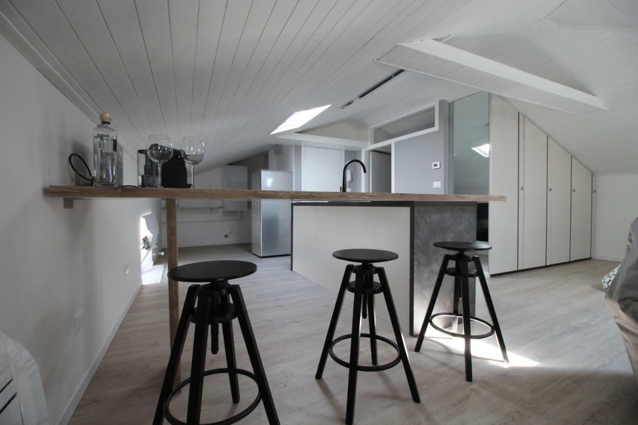 La Mansarda Di Juliette Apartment เดเซนซาโนเดลการ์ดา ภายนอก รูปภาพ