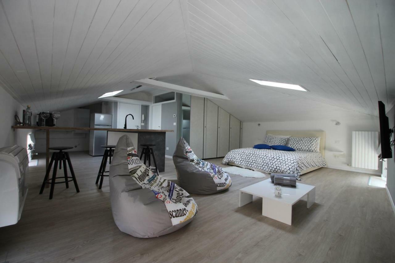 La Mansarda Di Juliette Apartment เดเซนซาโนเดลการ์ดา ภายนอก รูปภาพ