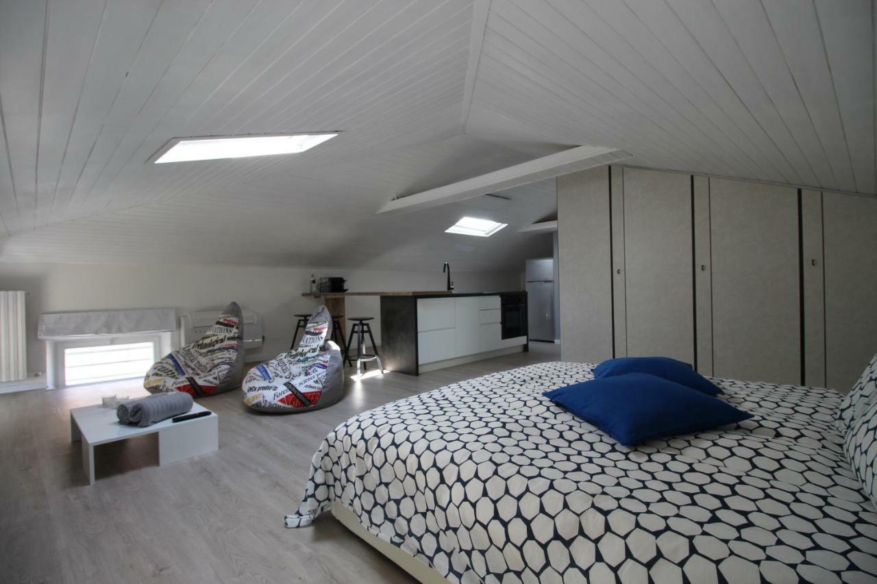 La Mansarda Di Juliette Apartment เดเซนซาโนเดลการ์ดา ภายนอก รูปภาพ