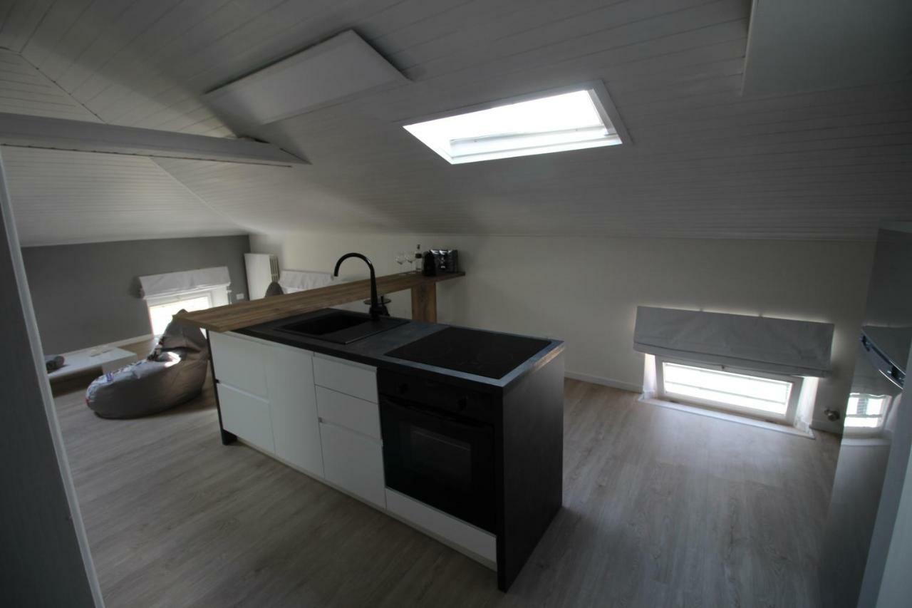La Mansarda Di Juliette Apartment เดเซนซาโนเดลการ์ดา ภายนอก รูปภาพ
