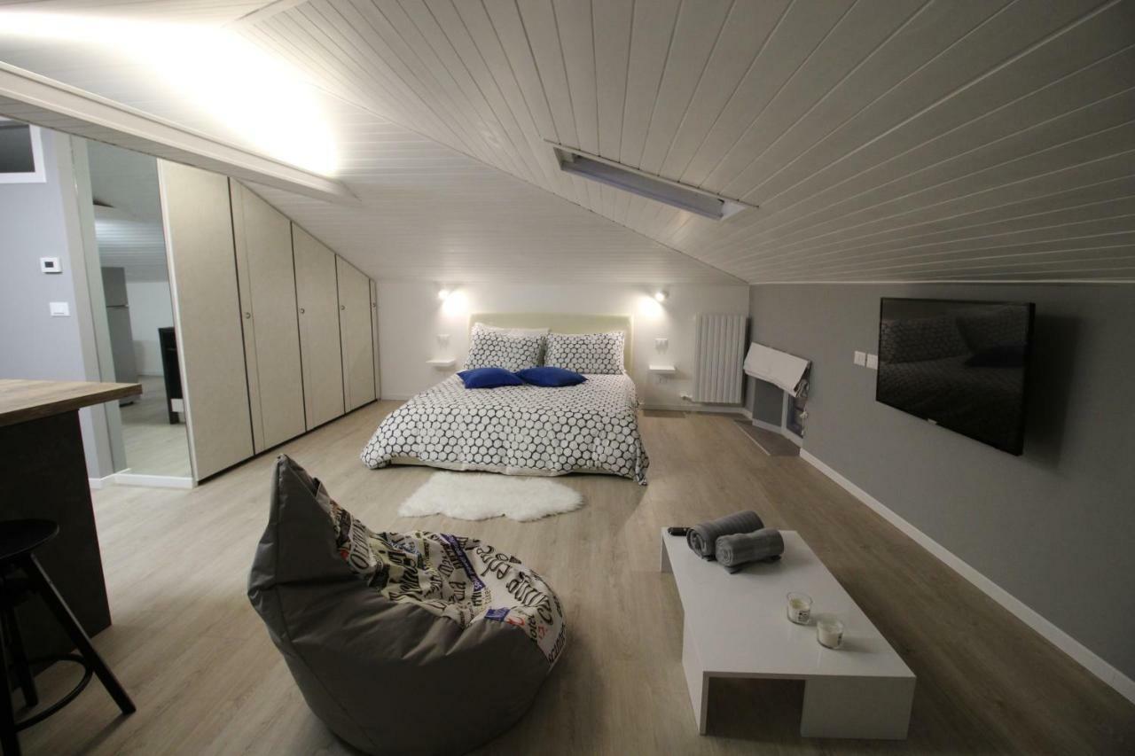 La Mansarda Di Juliette Apartment เดเซนซาโนเดลการ์ดา ภายนอก รูปภาพ