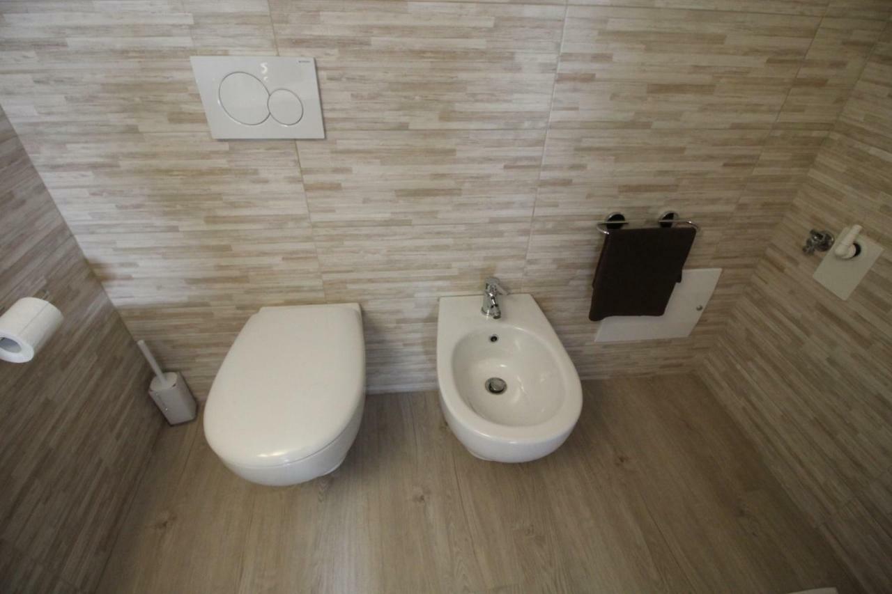 La Mansarda Di Juliette Apartment เดเซนซาโนเดลการ์ดา ภายนอก รูปภาพ