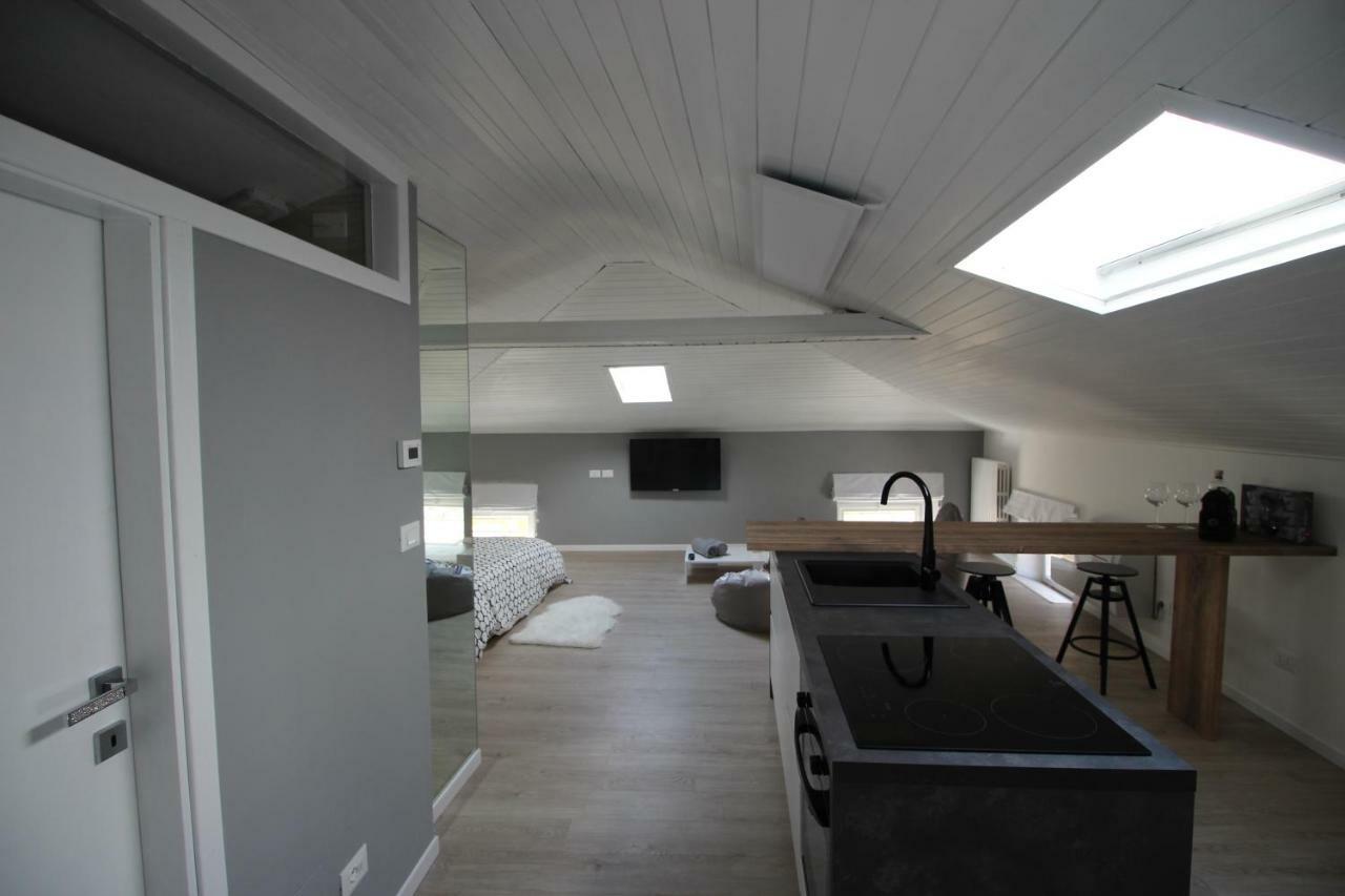 La Mansarda Di Juliette Apartment เดเซนซาโนเดลการ์ดา ภายนอก รูปภาพ