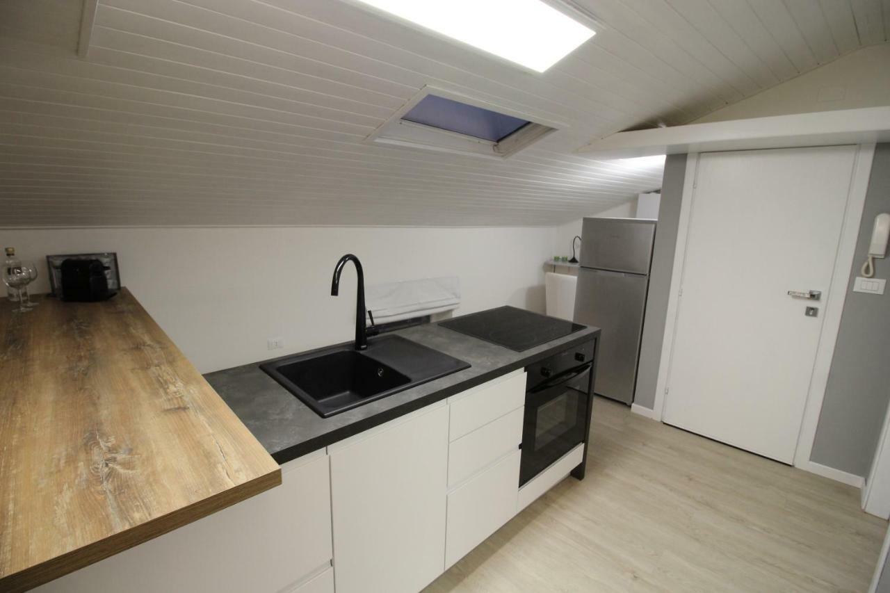 La Mansarda Di Juliette Apartment เดเซนซาโนเดลการ์ดา ภายนอก รูปภาพ