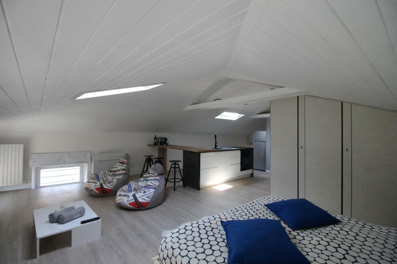La Mansarda Di Juliette Apartment เดเซนซาโนเดลการ์ดา ภายนอก รูปภาพ