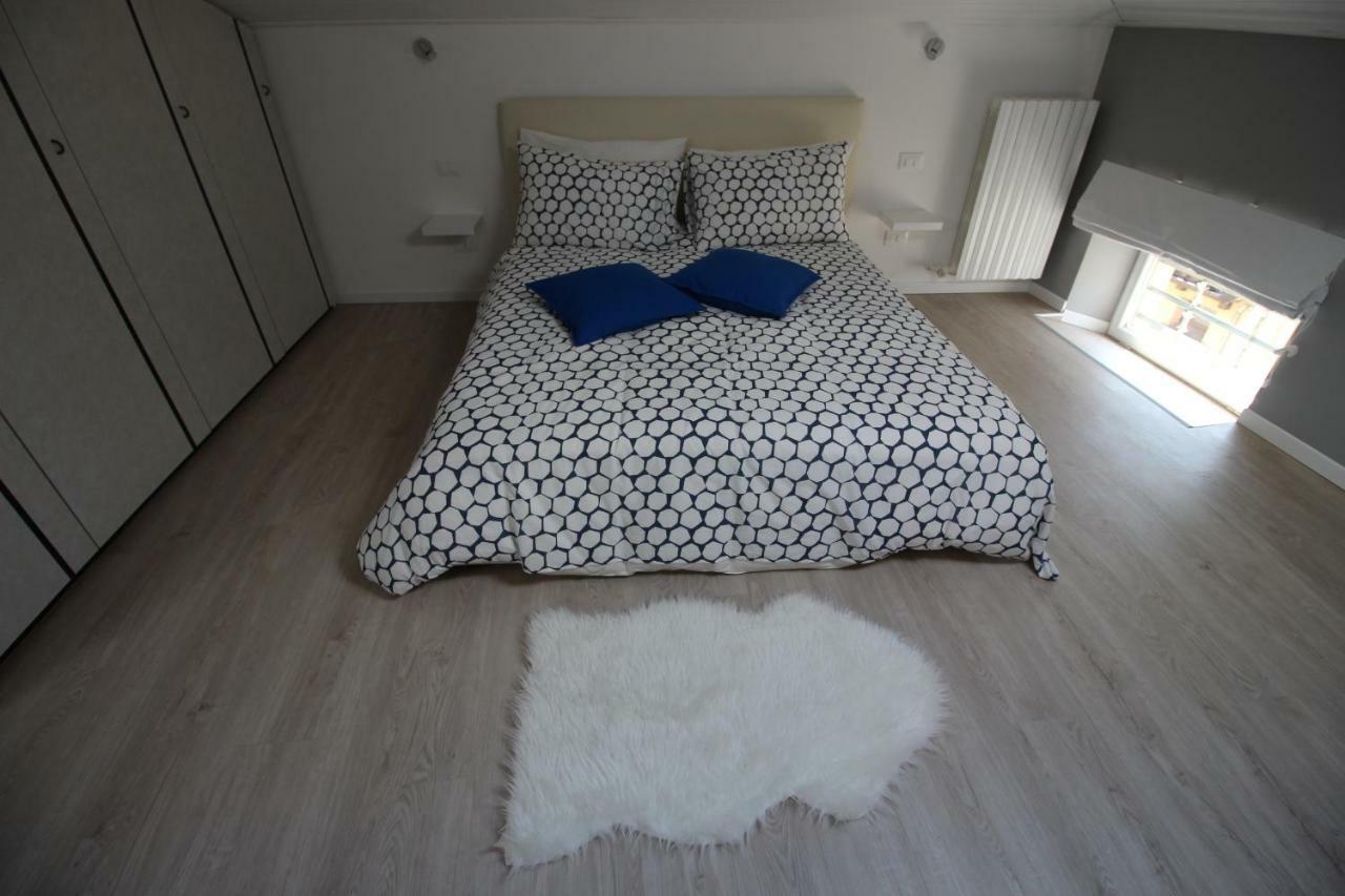 La Mansarda Di Juliette Apartment เดเซนซาโนเดลการ์ดา ภายนอก รูปภาพ