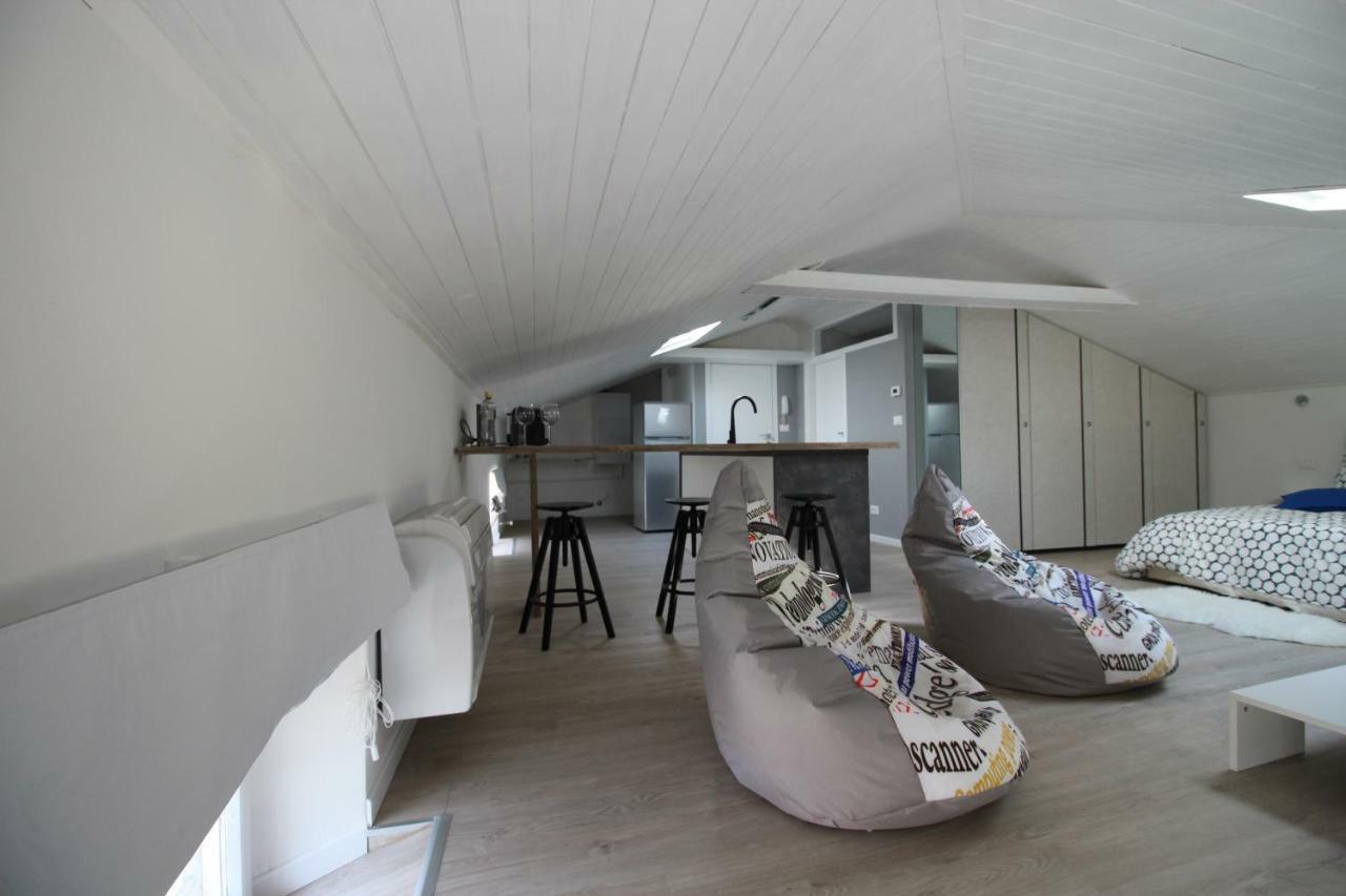 La Mansarda Di Juliette Apartment เดเซนซาโนเดลการ์ดา ภายนอก รูปภาพ
