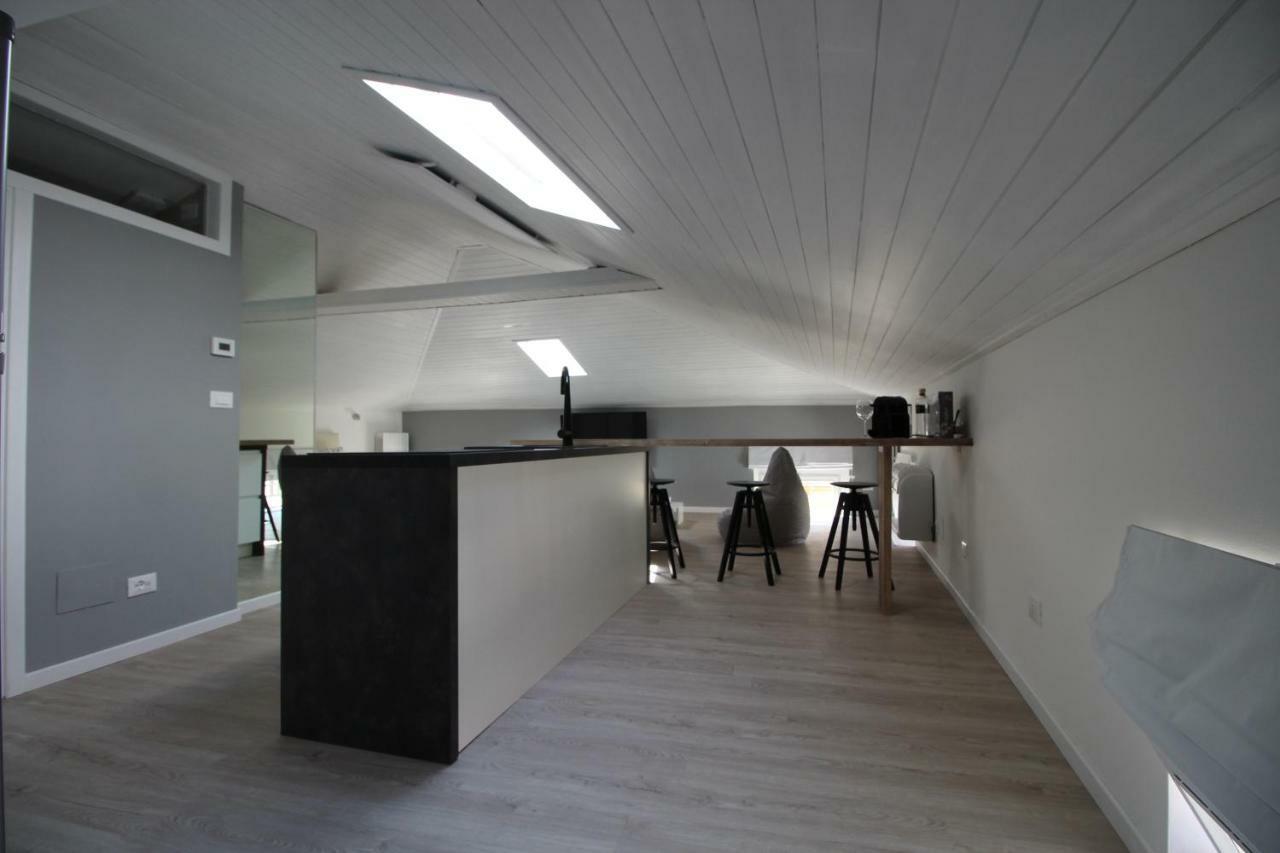 La Mansarda Di Juliette Apartment เดเซนซาโนเดลการ์ดา ภายนอก รูปภาพ