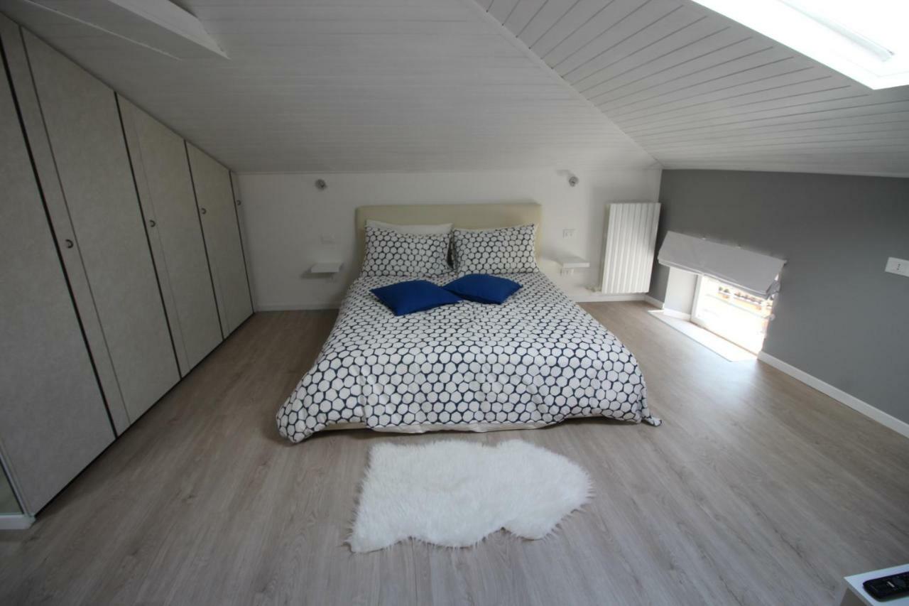 La Mansarda Di Juliette Apartment เดเซนซาโนเดลการ์ดา ภายนอก รูปภาพ