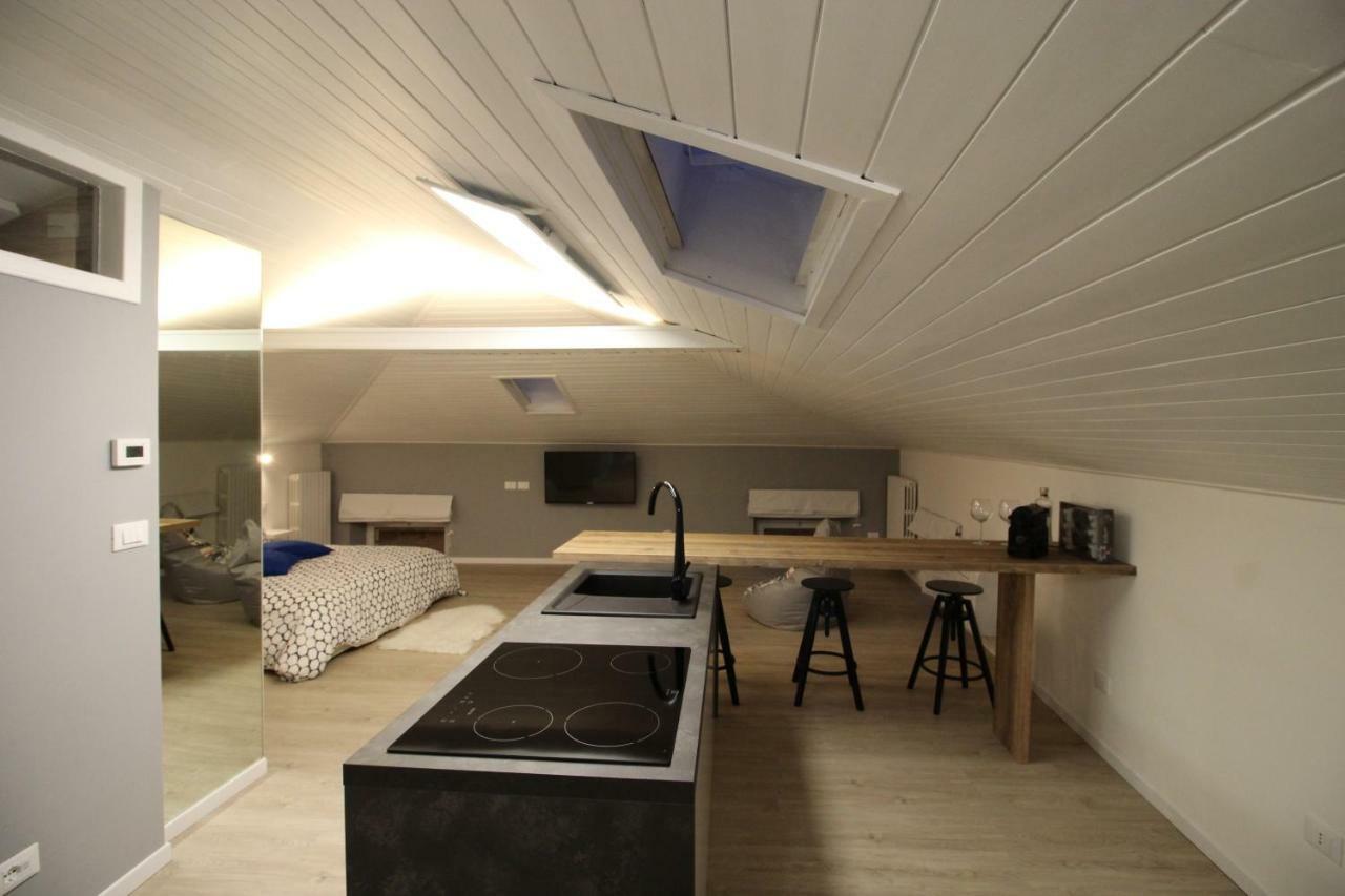 La Mansarda Di Juliette Apartment เดเซนซาโนเดลการ์ดา ภายนอก รูปภาพ