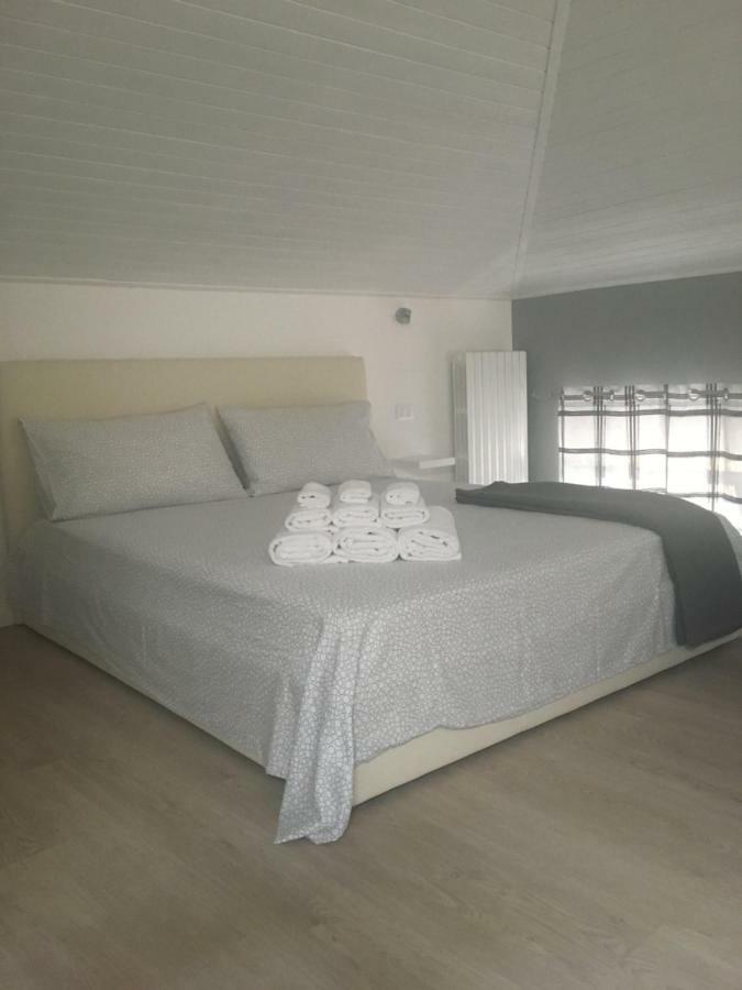 La Mansarda Di Juliette Apartment เดเซนซาโนเดลการ์ดา ภายนอก รูปภาพ