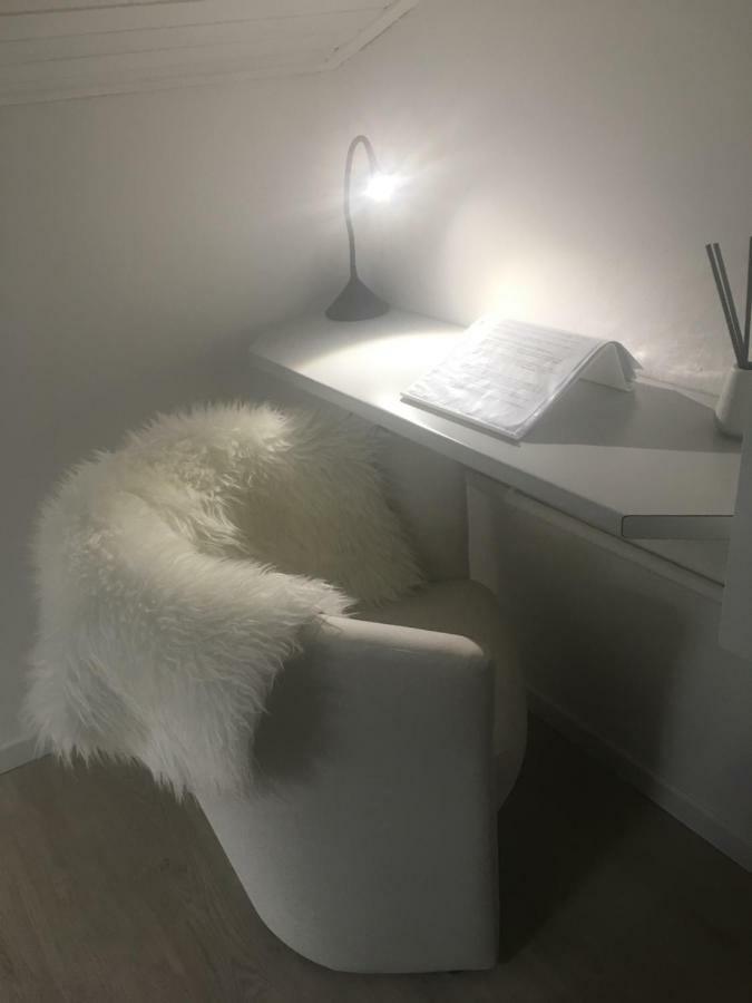 La Mansarda Di Juliette Apartment เดเซนซาโนเดลการ์ดา ภายนอก รูปภาพ
