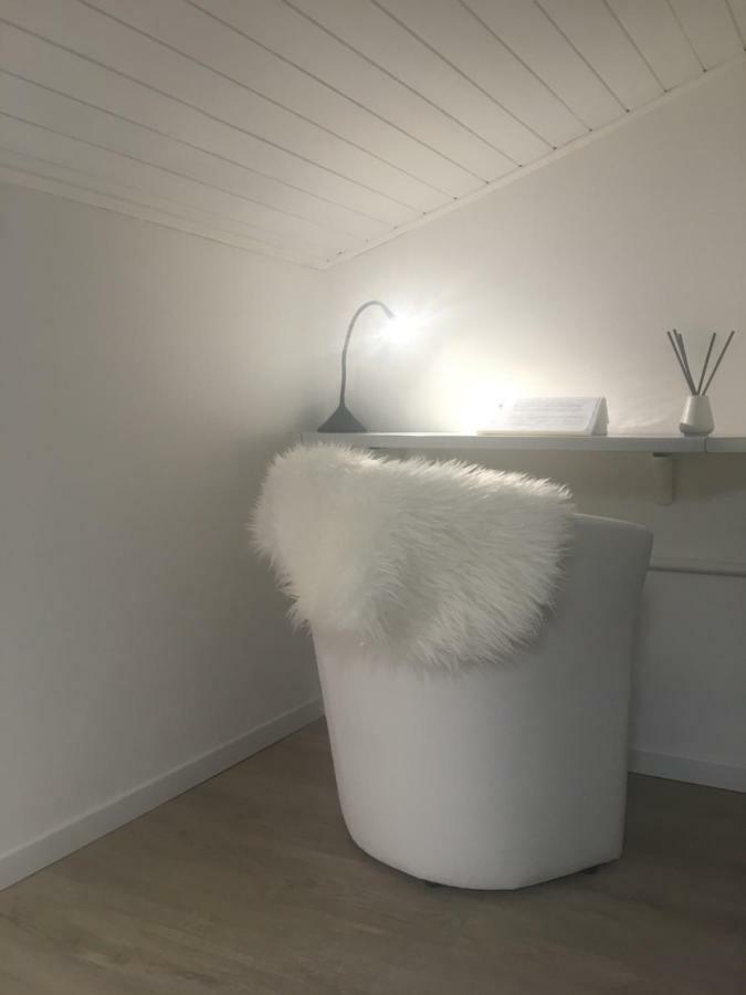 La Mansarda Di Juliette Apartment เดเซนซาโนเดลการ์ดา ภายนอก รูปภาพ