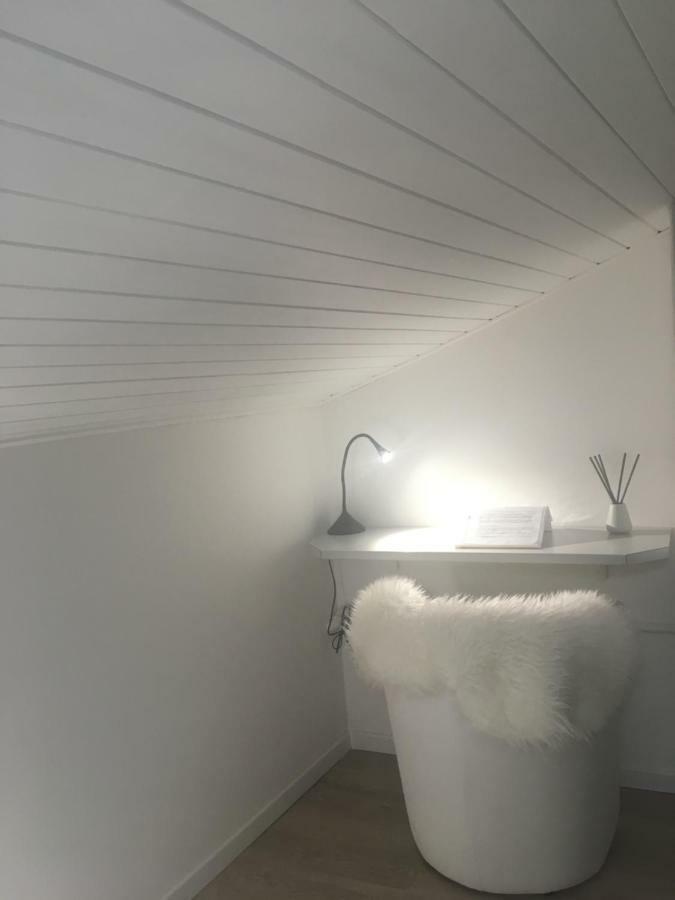 La Mansarda Di Juliette Apartment เดเซนซาโนเดลการ์ดา ภายนอก รูปภาพ