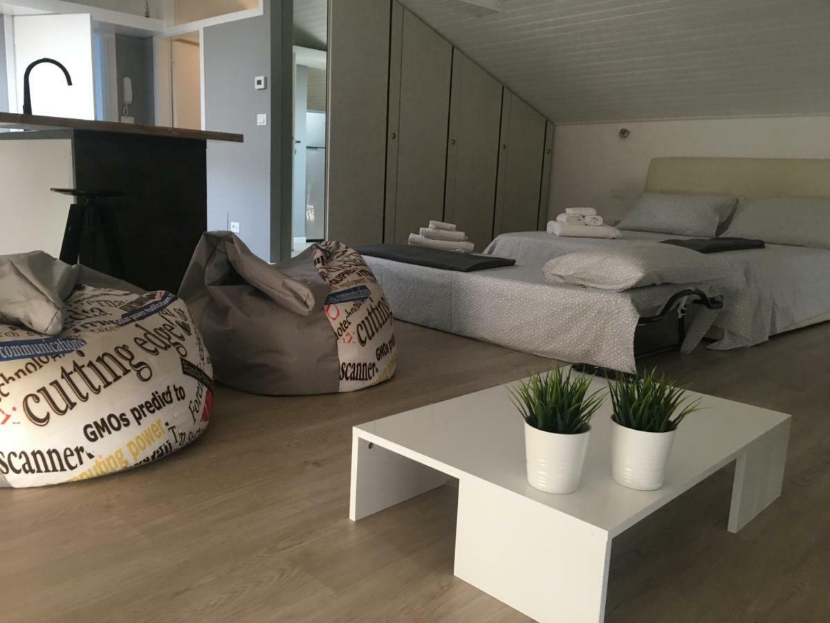 La Mansarda Di Juliette Apartment เดเซนซาโนเดลการ์ดา ภายนอก รูปภาพ