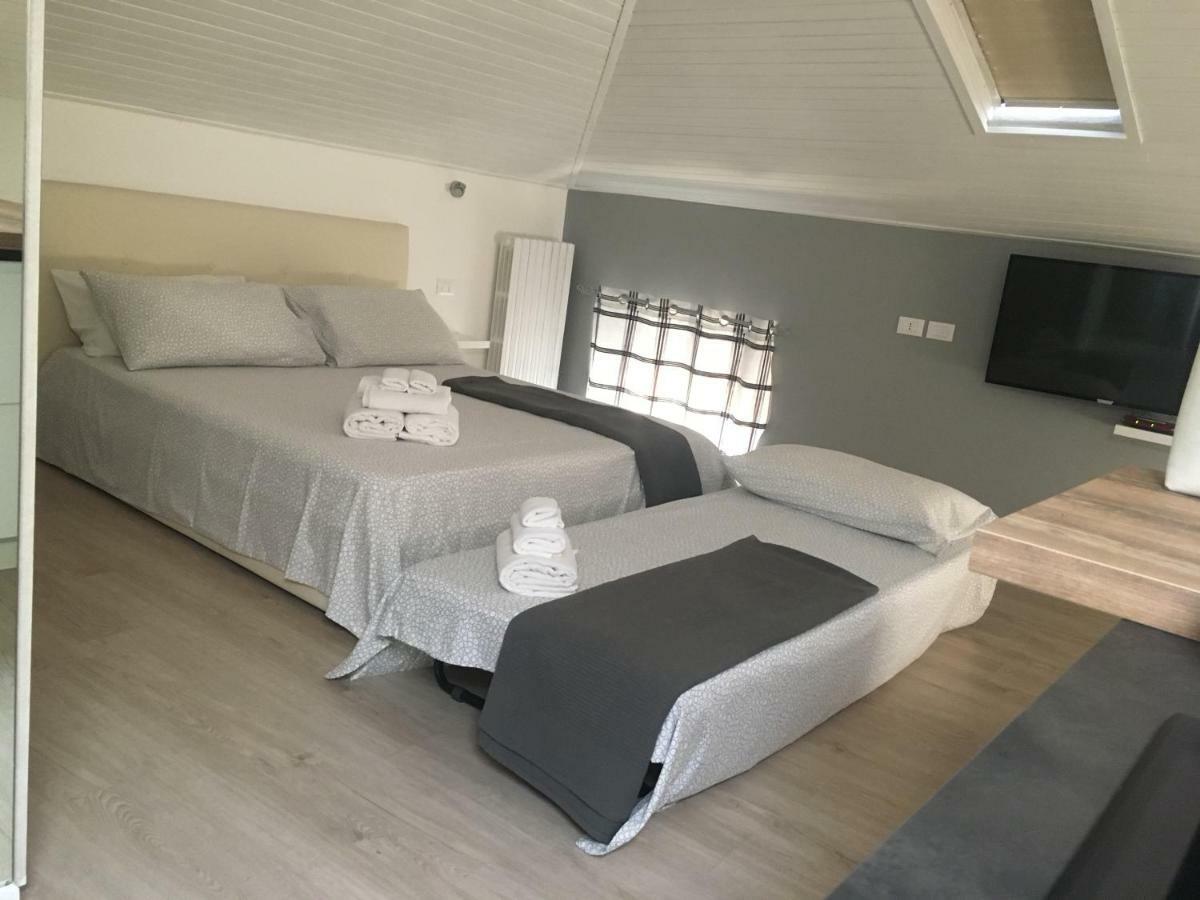 La Mansarda Di Juliette Apartment เดเซนซาโนเดลการ์ดา ภายนอก รูปภาพ