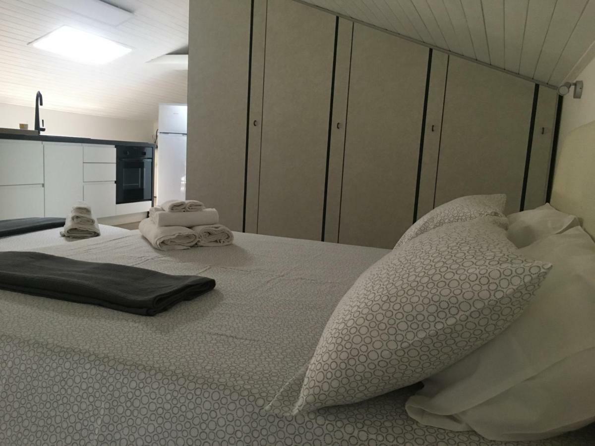 La Mansarda Di Juliette Apartment เดเซนซาโนเดลการ์ดา ภายนอก รูปภาพ